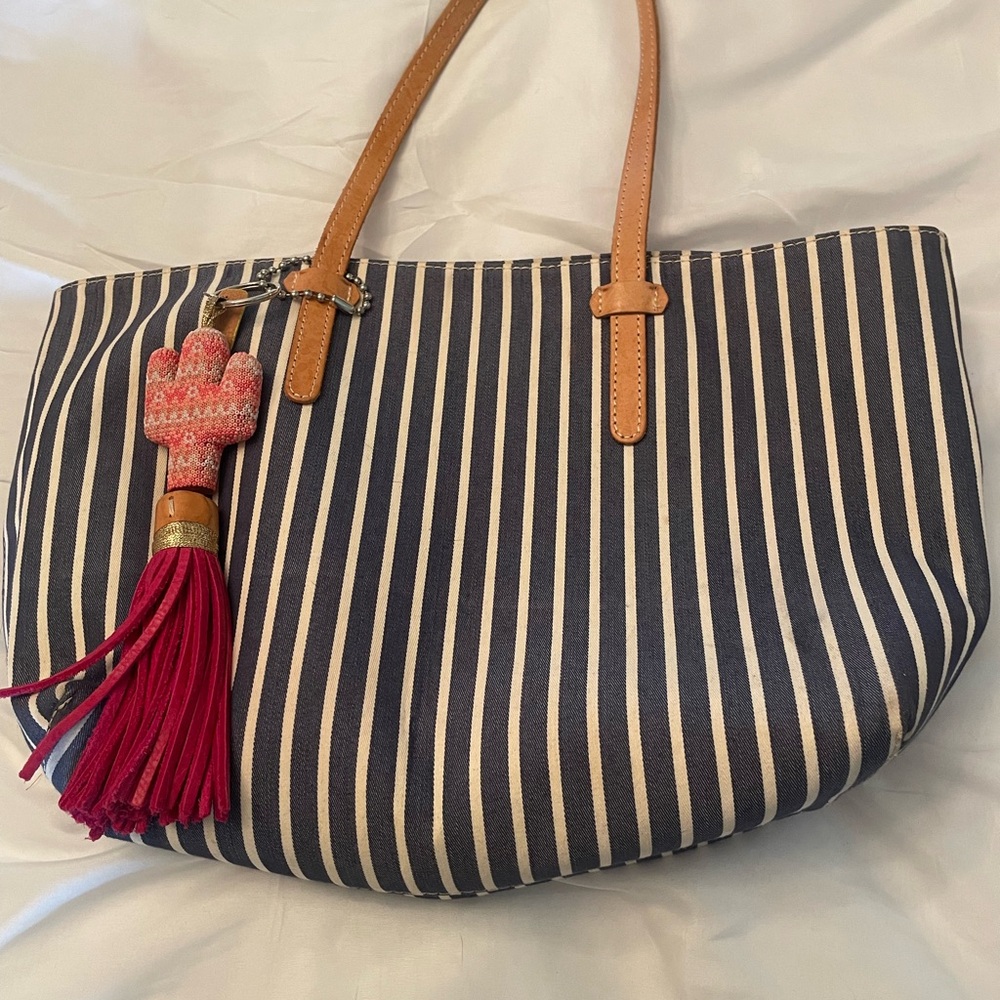 Consuela shoulder bag. Blue and white. Fabric material.